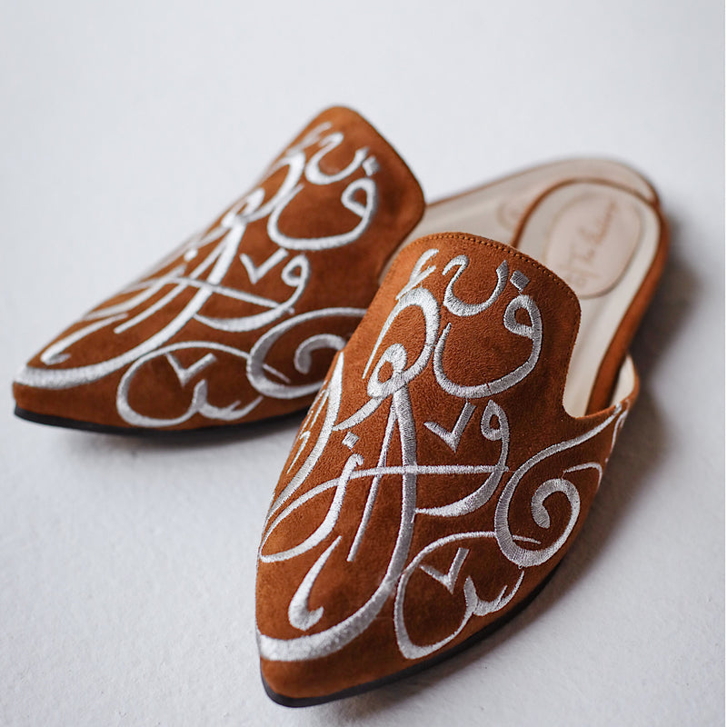 Camel embroidered pointed toe slippers