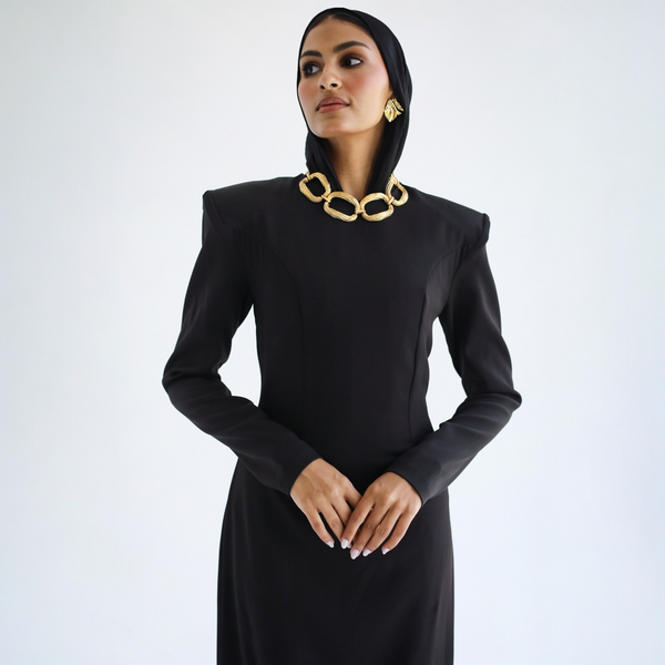 Pointed shoulders long dress