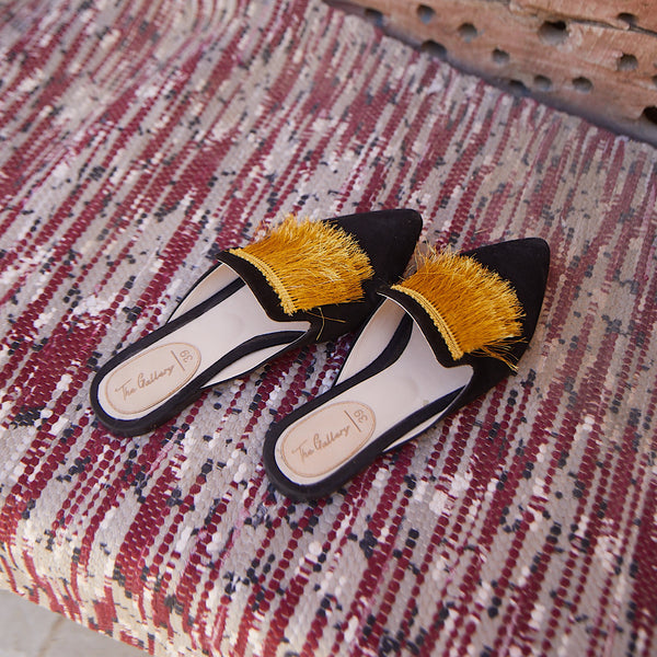 Black tassels pointed toe slippers